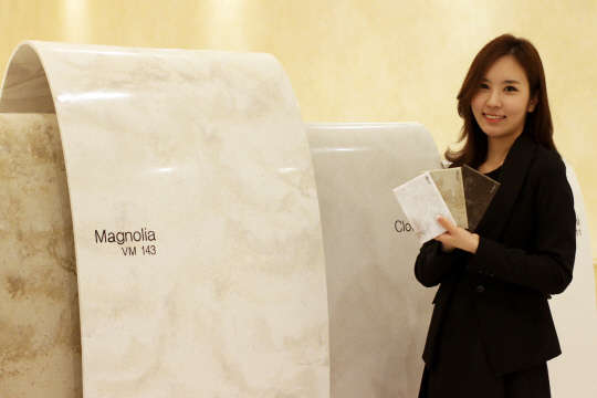 삼성SDI 직원이 천연 대리석 느낌을 살린 프리미엄 인조 대리석 '슈프림'을 소개하고 있는 모습. <삼성SDI 제공>